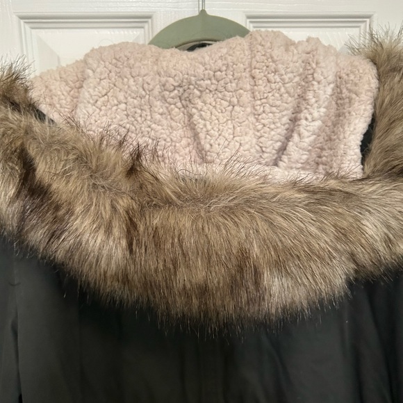 Great army green jacket with faux serpa lining and fur trimmed hood - Picture 4 of 6